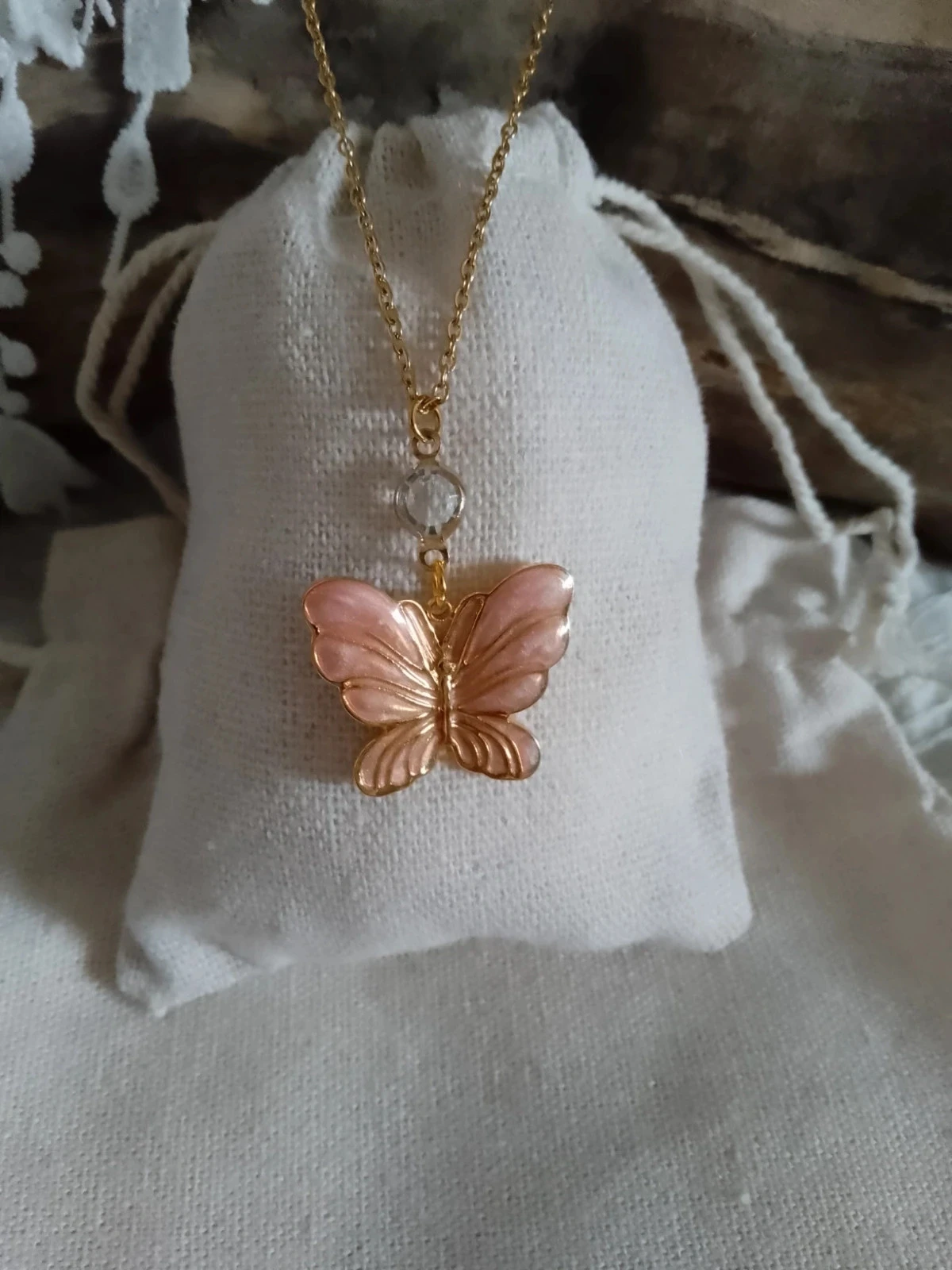 Collier papillon bohème avec connecteur en cristal de roche